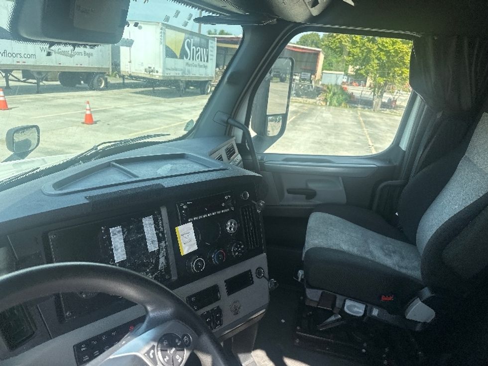 Sleeper Tractor-Heavy Duty Tractors-Freightliner-2022-T12664ST-Baton Rouge-LA-381,094\n\t\tmiles-$ 85,500 - Image 12