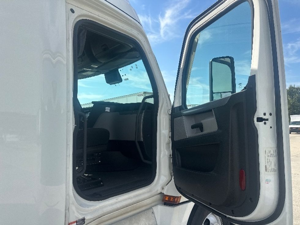 Sleeper Tractor-Heavy Duty Tractors-Freightliner-2022-T12664ST-Baton Rouge-LA-381,094\n\t\tmiles-$ 85,500 - Image 13