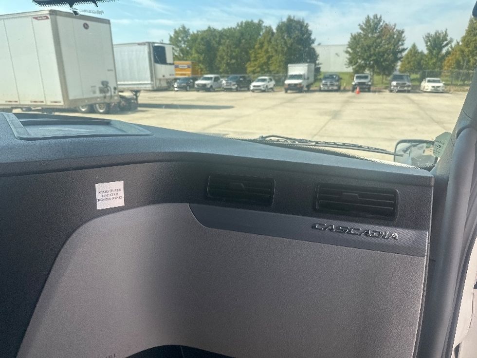 Sleeper Tractor-Heavy Duty Tractors-Freightliner-2022-T12664ST-Baton Rouge-LA-381,094\n\t\tmiles-$ 85,500 - Image 14