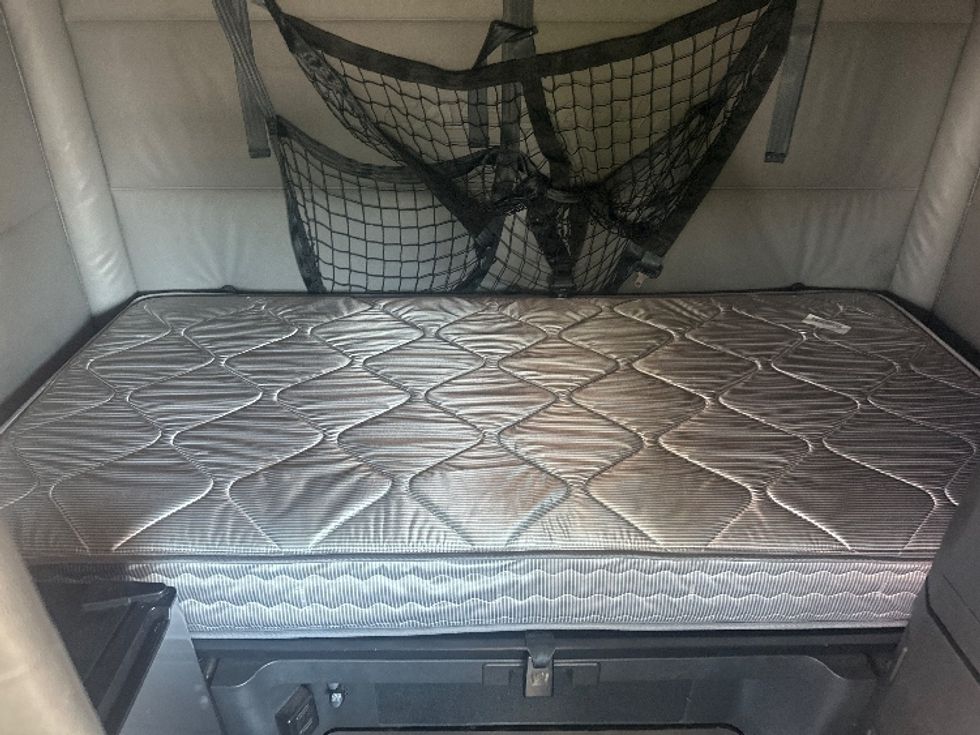 Sleeper Tractor-Heavy Duty Tractors-Freightliner-2022-T12664ST-Baton Rouge-LA-381,094\n\t\tmiles-$ 85,500 - Image 16