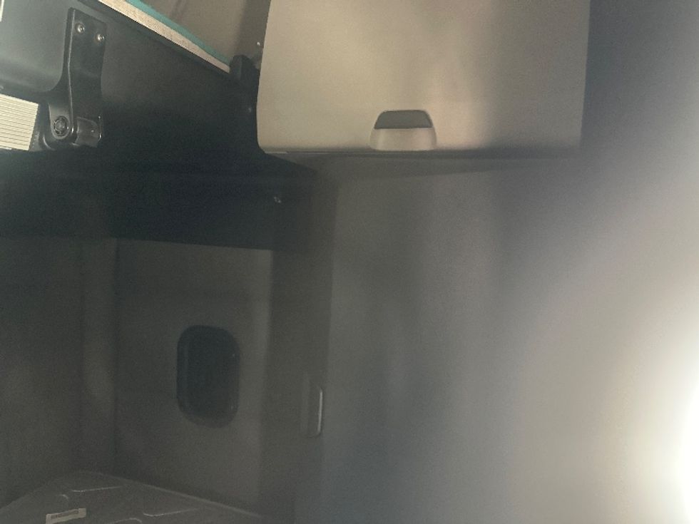 Sleeper Tractor-Heavy Duty Tractors-Freightliner-2022-T12664ST-Baton Rouge-LA-381,094\n\t\tmiles-$ 85,500 - Image 17