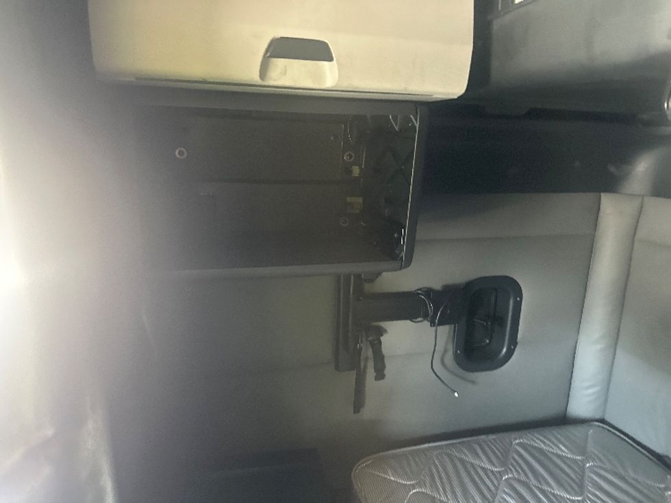 Sleeper Tractor-Heavy Duty Tractors-Freightliner-2022-T12664ST-Baton Rouge-LA-381,094\n\t\tmiles-$ 85,500 - Image 18