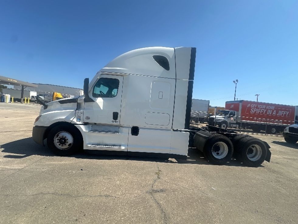 Sleeper Tractor-Heavy Duty Tractors-Freightliner-2022-T12664ST-Baton Rouge-LA-381,094\n\t\tmiles-$ 85,500 - Image 4
