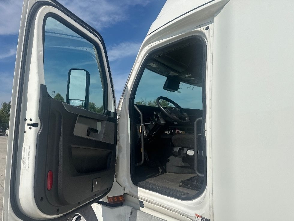 Sleeper Tractor-Heavy Duty Tractors-Freightliner-2022-T12664ST-Baton Rouge-LA-381,094\n\t\tmiles-$ 85,500 - Image 9