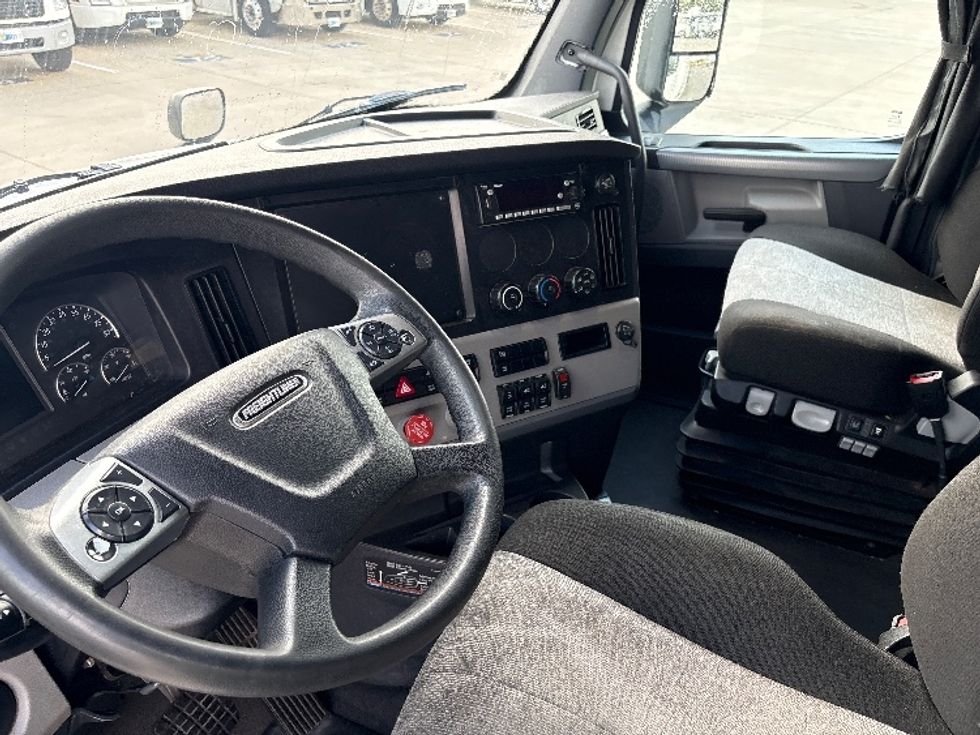 Sleeper Tractor-Heavy Duty Tractors-Freightliner-2022-T12664ST-Baton Rouge-LA-454,381\n\t\tmiles-$ 82,500 - Image 10