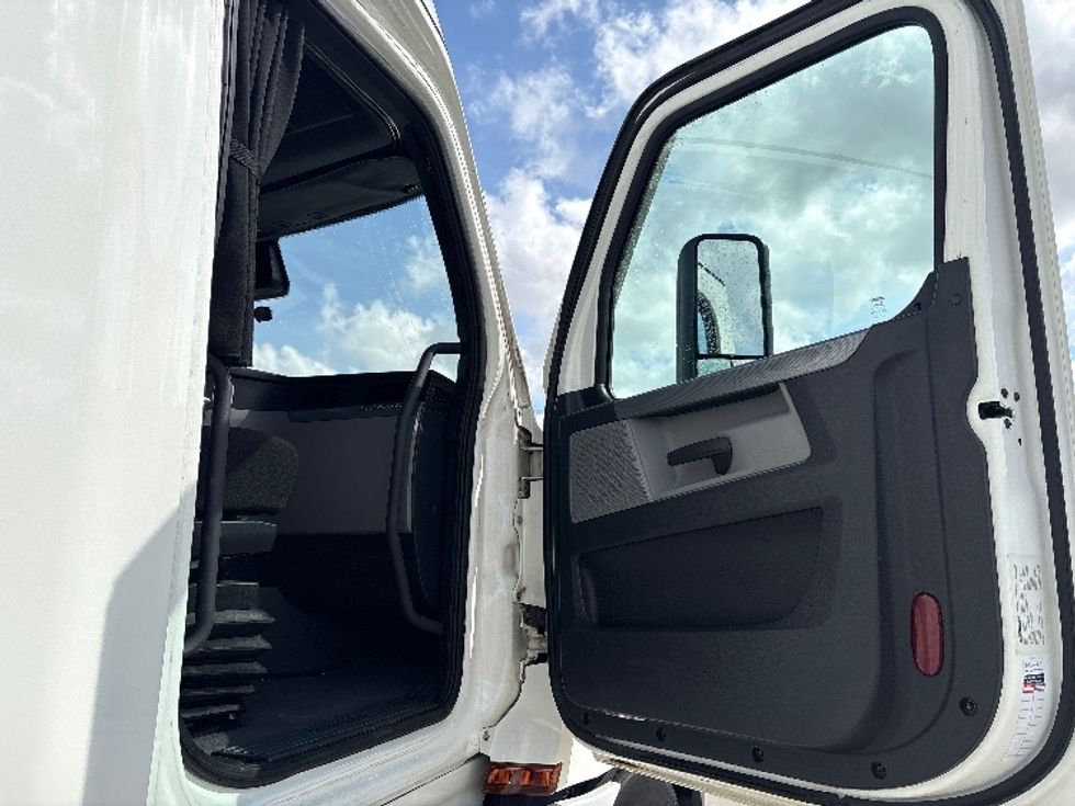 Sleeper Tractor-Heavy Duty Tractors-Freightliner-2022-T12664ST-Baton Rouge-LA-454,381\n\t\tmiles-$ 82,500 - Image 13