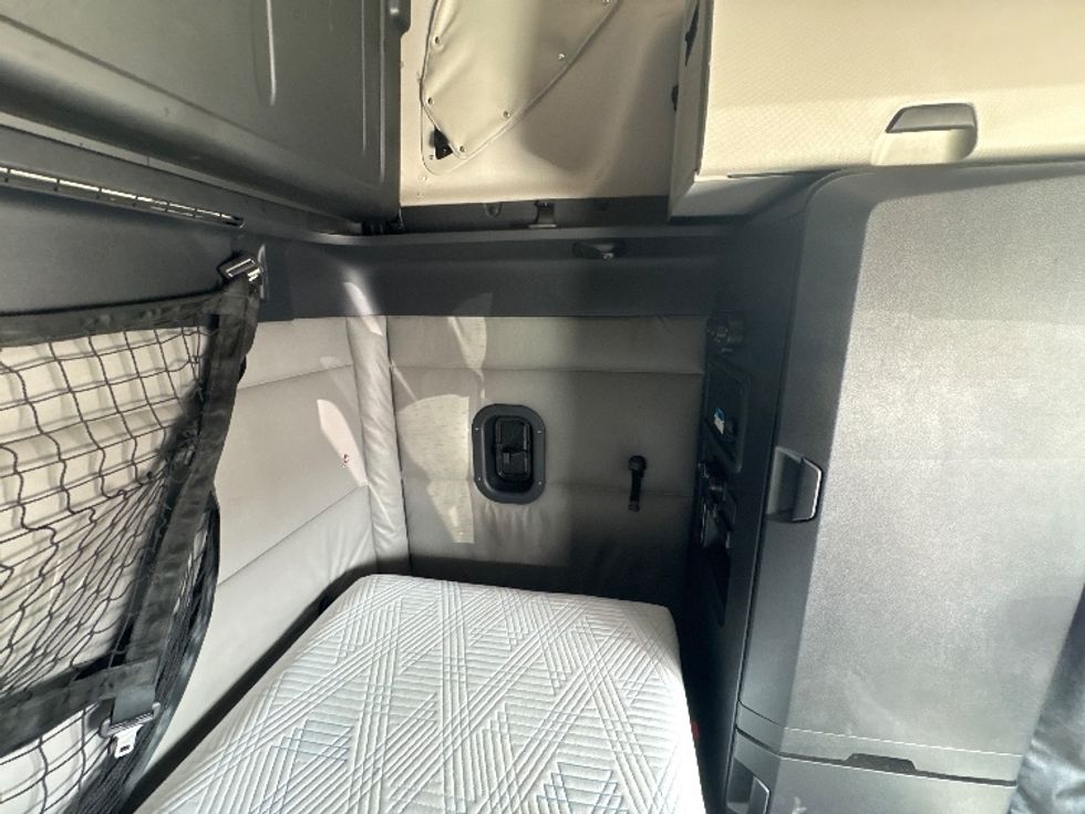 Sleeper Tractor-Heavy Duty Tractors-Freightliner-2022-T12664ST-Baton Rouge-LA-454,381\n\t\tmiles-$ 82,500 - Image 18