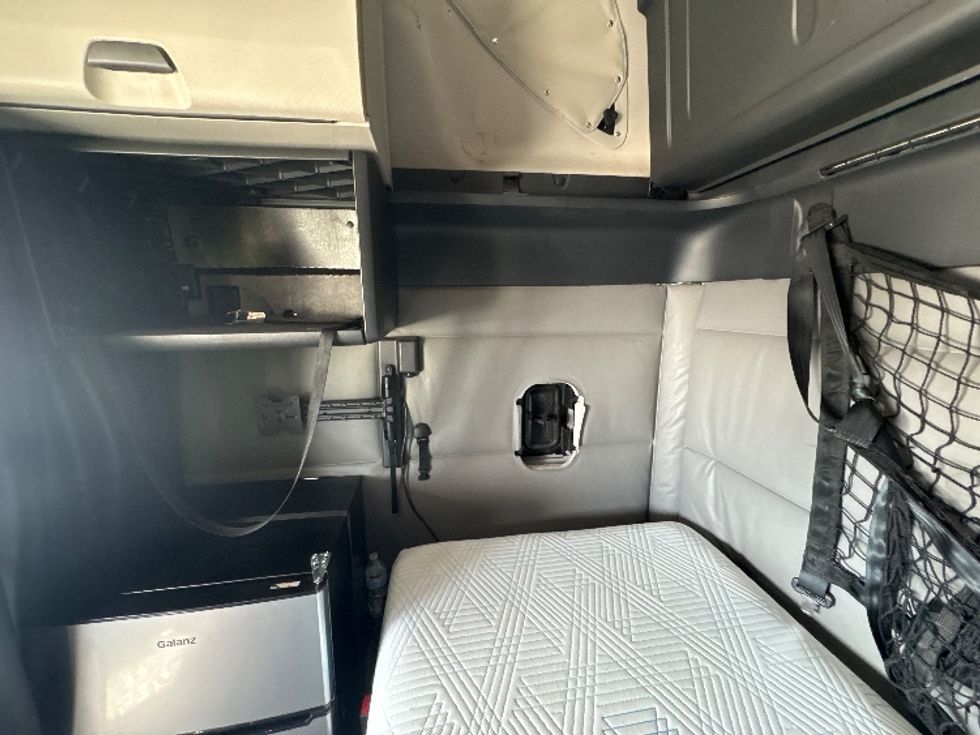 Sleeper Tractor-Heavy Duty Tractors-Freightliner-2022-T12664ST-Baton Rouge-LA-454,381\n\t\tmiles-$ 82,500 - Image 19