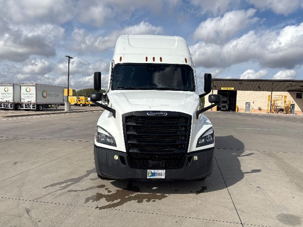 Sleeper Tractor-Heavy Duty Tractors-Freightliner-2022-T12664ST-Baton Rouge-LA-454,381\n\t\tmiles-$ 82,500 - Image 2