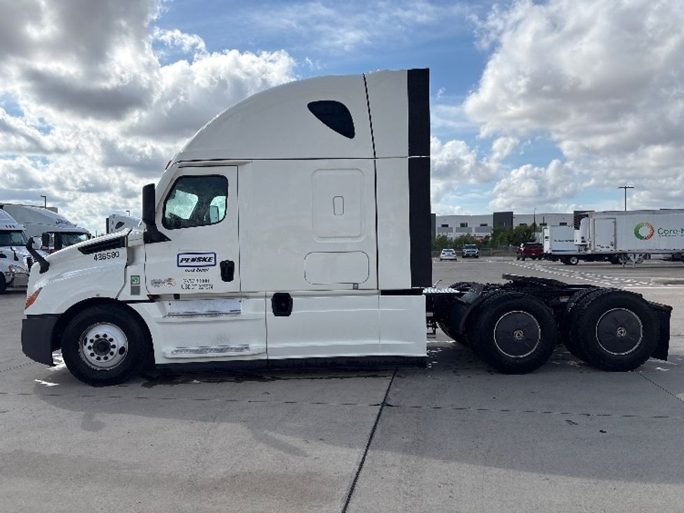 Sleeper Tractor-Heavy Duty Tractors-Freightliner-2022-T12664ST-Baton Rouge-LA-454,381\n\t\tmiles-$ 82,500 - Image 4