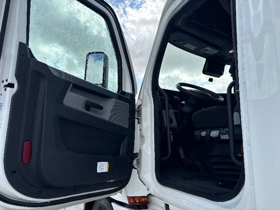 Sleeper Tractor-Heavy Duty Tractors-Freightliner-2022-T12664ST-Baton Rouge-LA-454,381\n\t\tmiles-$ 82,500 - Image 9