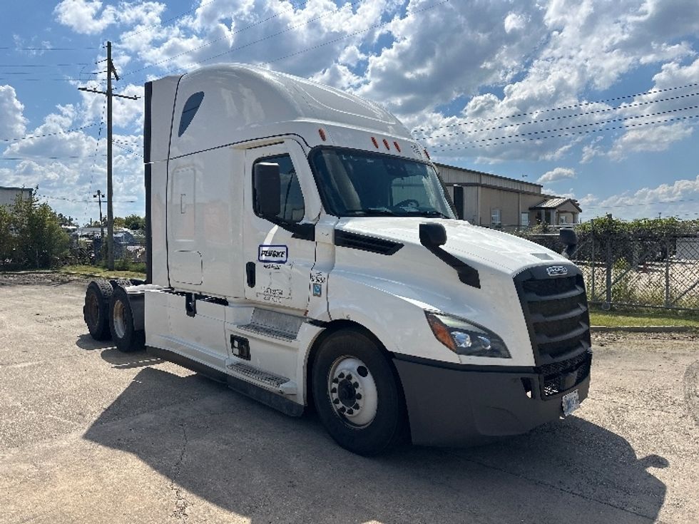 Sleeper Tractor-Heavy Duty Tractors-Freightliner-2022-T12664ST-Baton Rouge-LA-647,711\n\t\tmiles-$ 54,750 - Image 1