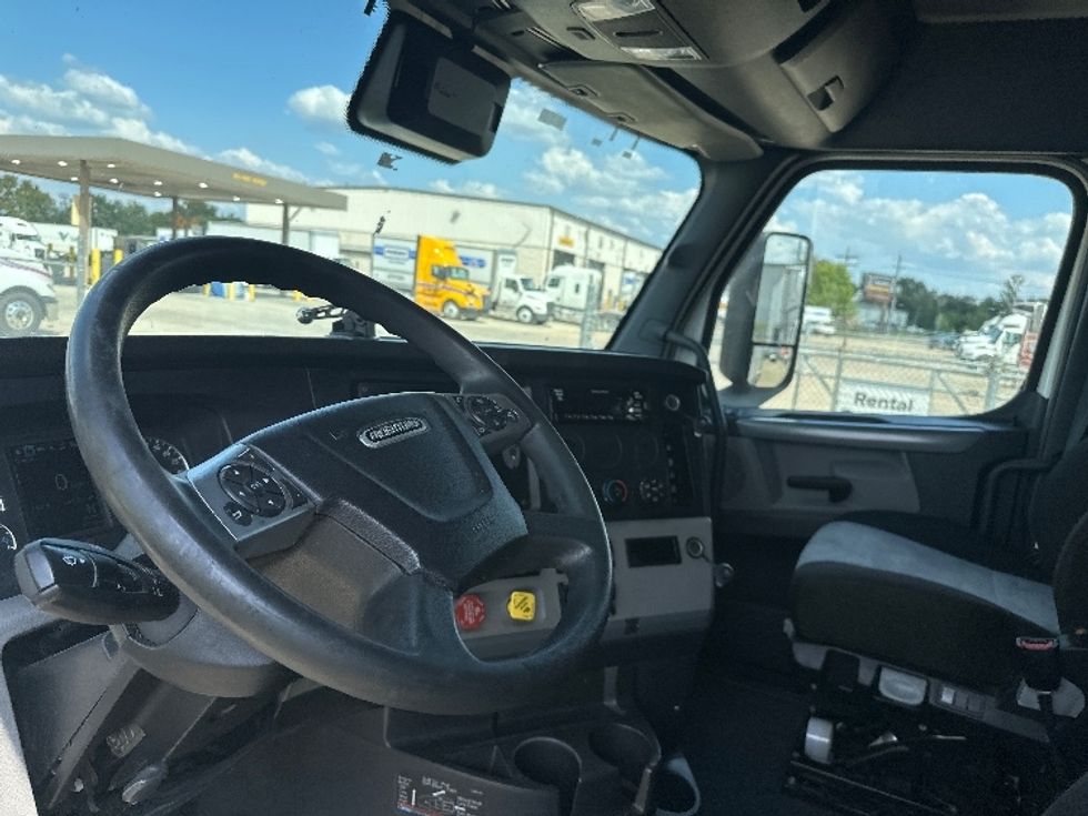 Sleeper Tractor-Heavy Duty Tractors-Freightliner-2022-T12664ST-Baton Rouge-LA-647,711\n\t\tmiles-$ 54,750 - Image 10