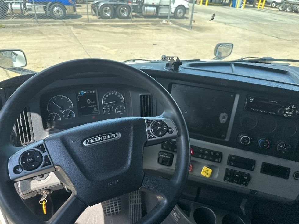 Sleeper Tractor-Heavy Duty Tractors-Freightliner-2022-T12664ST-Baton Rouge-LA-647,711\n\t\tmiles-$ 54,750 - Image 11