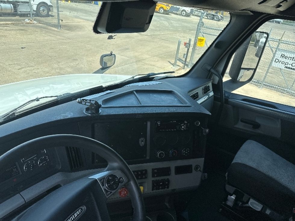 Sleeper Tractor-Heavy Duty Tractors-Freightliner-2022-T12664ST-Baton Rouge-LA-647,711\n\t\tmiles-$ 54,750 - Image 12