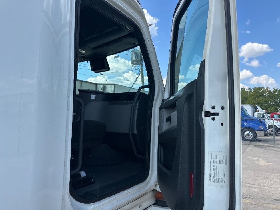 Sleeper Tractor-Heavy Duty Tractors-Freightliner-2022-T12664ST-Baton Rouge-LA-647,711\n\t\tmiles-$ 54,750 - Image 13