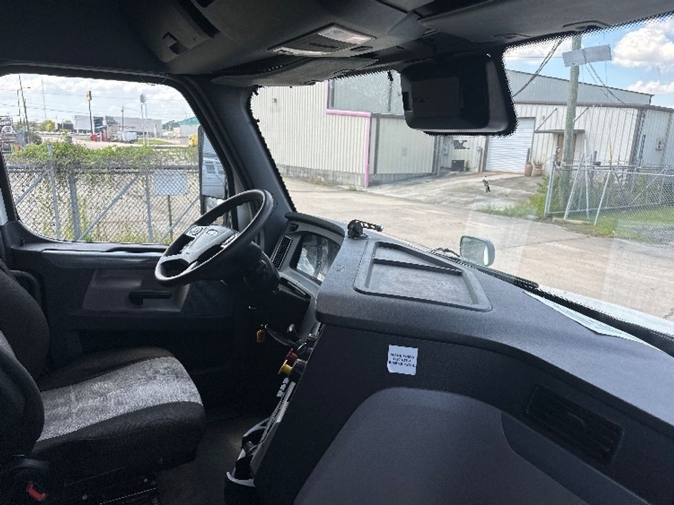 Sleeper Tractor-Heavy Duty Tractors-Freightliner-2022-T12664ST-Baton Rouge-LA-647,711\n\t\tmiles-$ 54,750 - Image 15