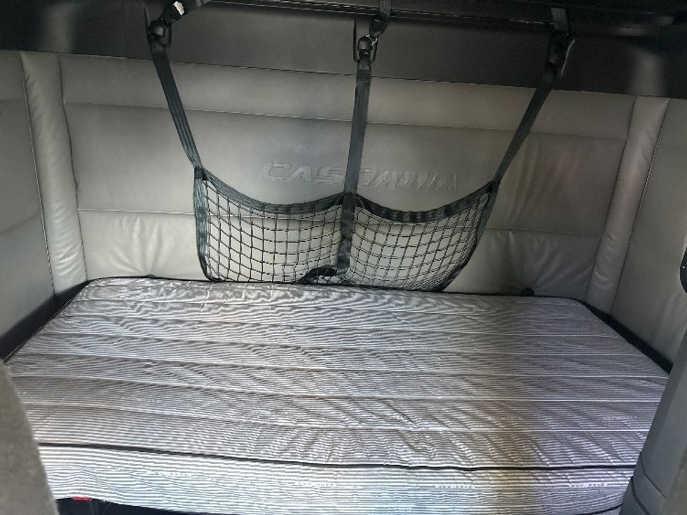 Sleeper Tractor-Heavy Duty Tractors-Freightliner-2022-T12664ST-Baton Rouge-LA-647,711\n\t\tmiles-$ 54,750 - Image 16