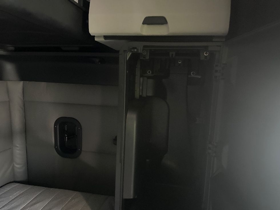 Sleeper Tractor-Heavy Duty Tractors-Freightliner-2022-T12664ST-Baton Rouge-LA-647,711\n\t\tmiles-$ 54,750 - Image 17