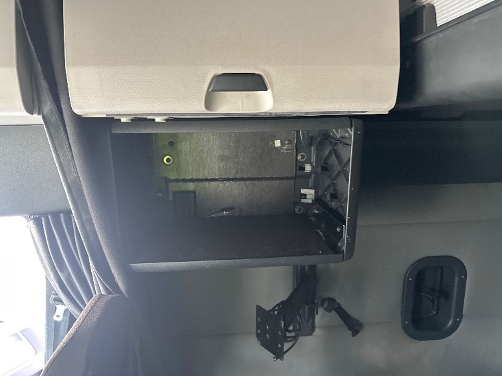 Sleeper Tractor-Heavy Duty Tractors-Freightliner-2022-T12664ST-Baton Rouge-LA-647,711\n\t\tmiles-$ 54,750 - Image 18