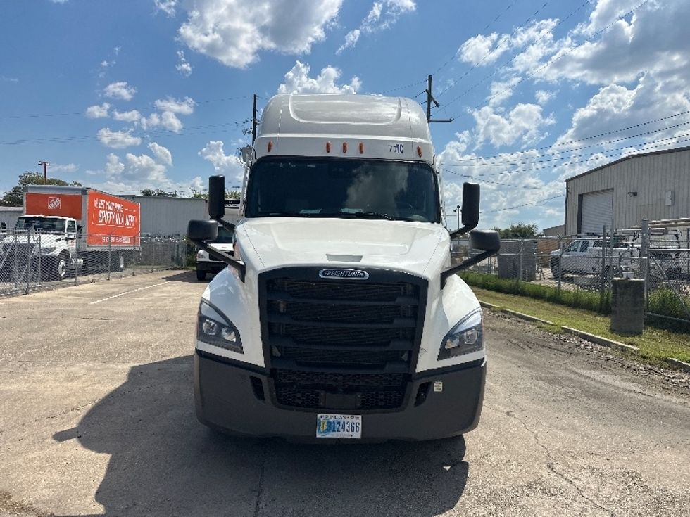 2022 Freightliner Cascadia 126" Sleeper Cab photo 2