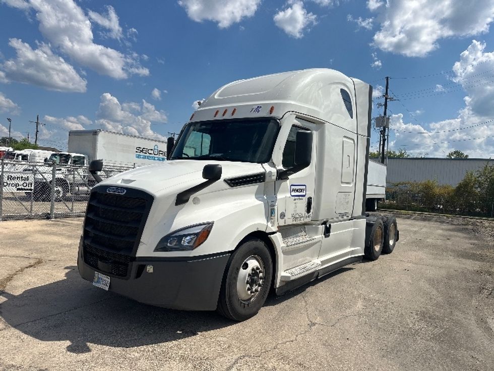 2022 Freightliner Cascadia 126" Sleeper Cab photo 3