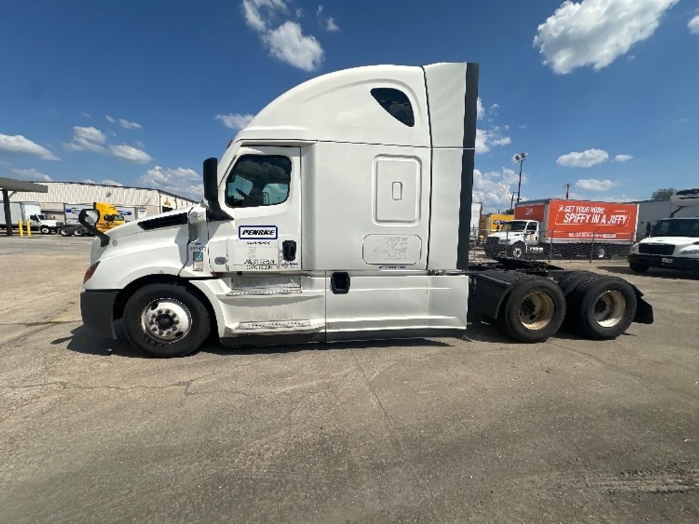 2022 Freightliner Cascadia 126" Sleeper Cab photo 4
