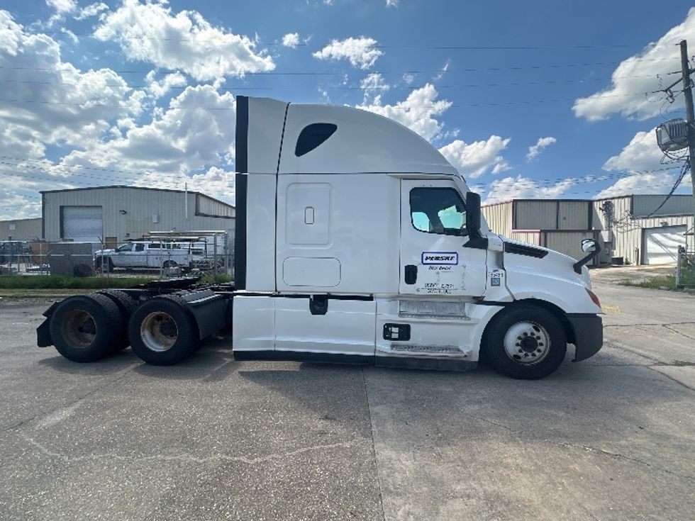 Sleeper Tractor-Heavy Duty Tractors-Freightliner-2022-T12664ST-Baton Rouge-LA-647,711\n\t\tmiles-$ 54,750 - Image 8