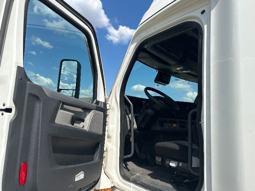 Sleeper Tractor-Heavy Duty Tractors-Freightliner-2022-T12664ST-Baton Rouge-LA-647,711\n\t\tmiles-$ 54,750 - Image 9