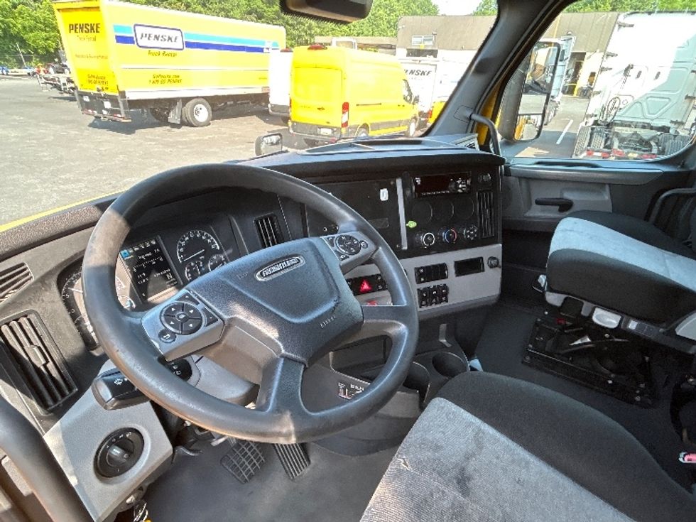 Sleeper Tractor-Heavy Duty Tractors-Freightliner-2022-T12664ST-Belcamp-MD-434,033\n\t\tmiles-$ 73,000 - Image 10