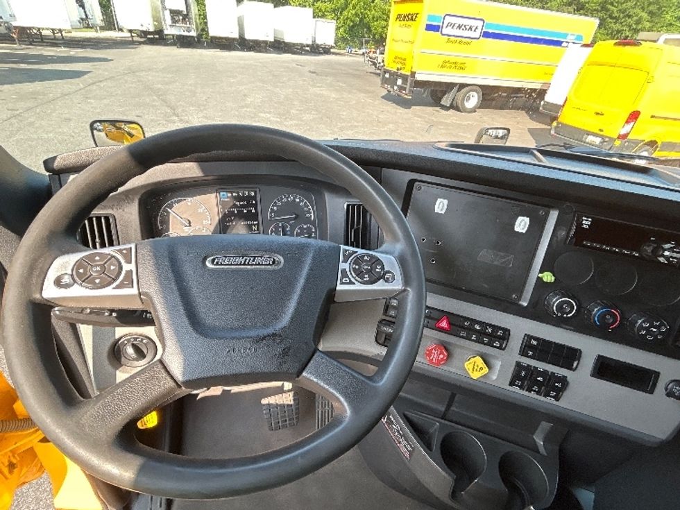 Sleeper Tractor-Heavy Duty Tractors-Freightliner-2022-T12664ST-Belcamp-MD-434,033\n\t\tmiles-$ 73,000 - Image 11