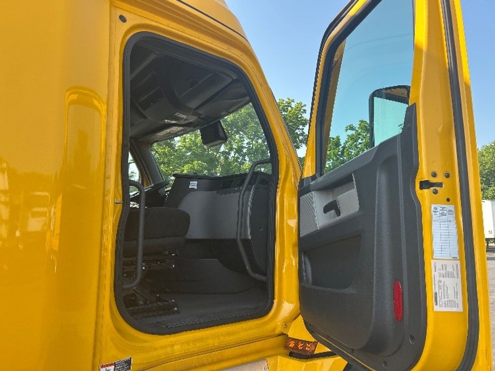 Sleeper Tractor-Heavy Duty Tractors-Freightliner-2022-T12664ST-Belcamp-MD-434,033\n\t\tmiles-$ 73,000 - Image 13