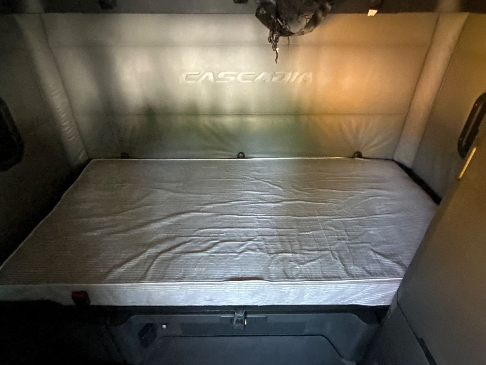 Sleeper Tractor-Heavy Duty Tractors-Freightliner-2022-T12664ST-Belcamp-MD-434,033\n\t\tmiles-$ 73,000 - Image 16