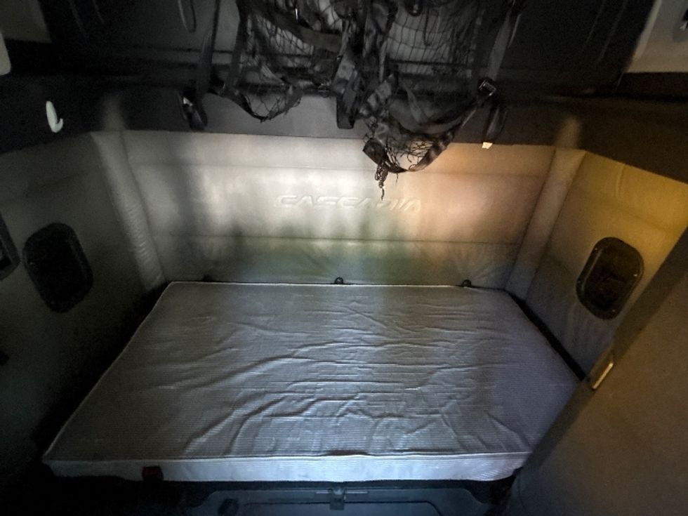 Sleeper Tractor-Heavy Duty Tractors-Freightliner-2022-T12664ST-Belcamp-MD-434,033\n\t\tmiles-$ 73,000 - Image 17