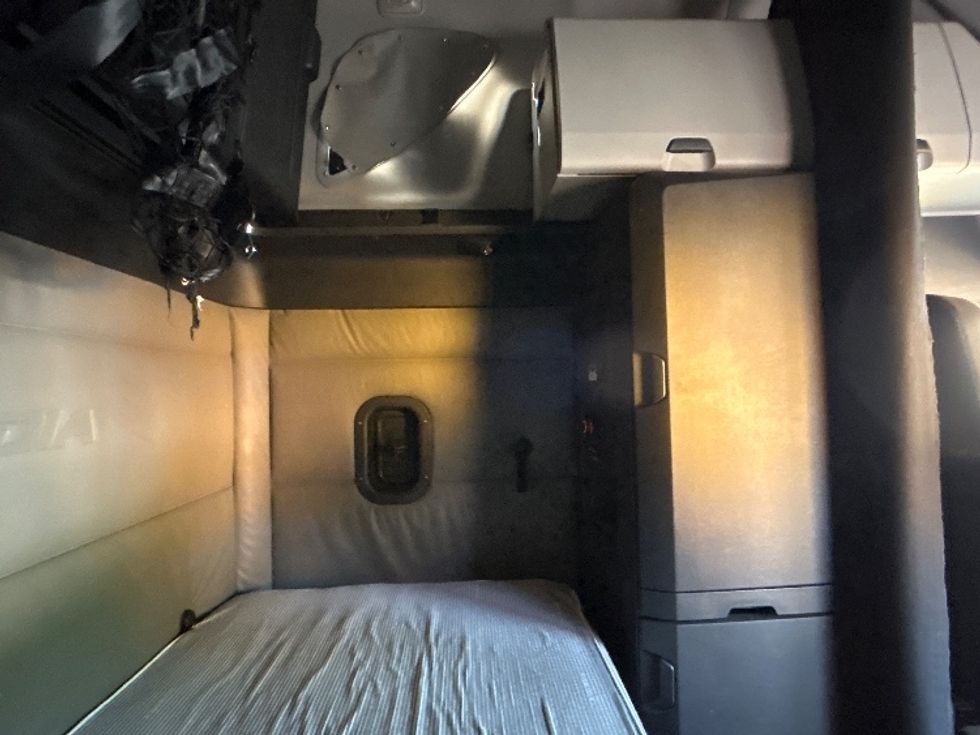 Sleeper Tractor-Heavy Duty Tractors-Freightliner-2022-T12664ST-Belcamp-MD-434,033\n\t\tmiles-$ 73,000 - Image 18