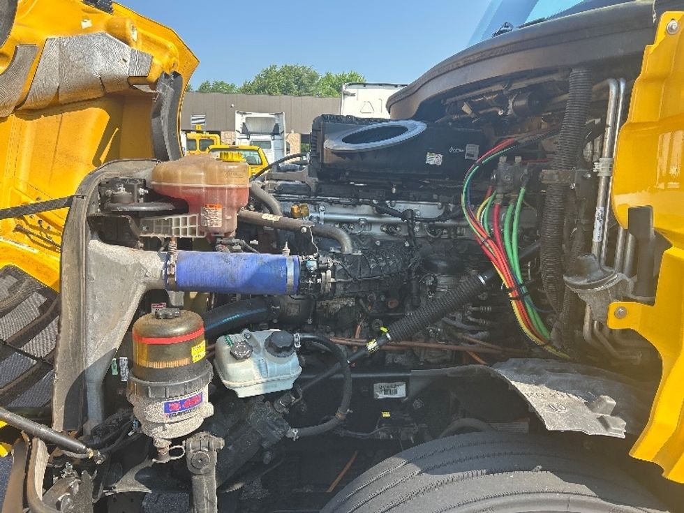 Sleeper Tractor-Heavy Duty Tractors-Freightliner-2022-T12664ST-Belcamp-MD-434,033\n\t\tmiles-$ 73,000 - Image 21