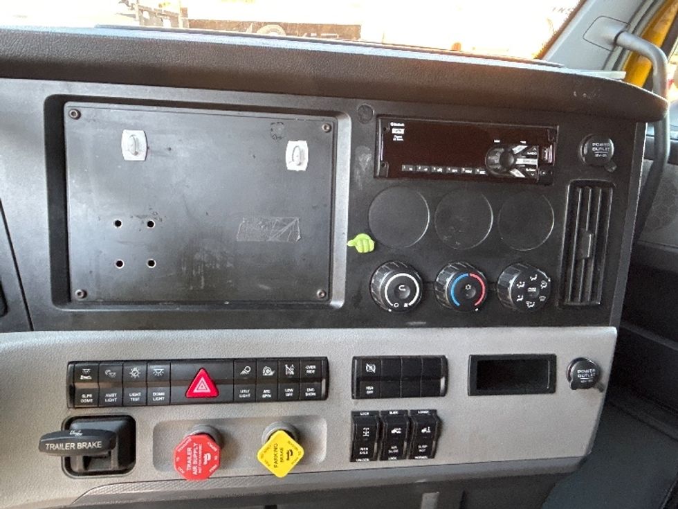 Sleeper Tractor-Heavy Duty Tractors-Freightliner-2022-T12664ST-Belcamp-MD-434,033\n\t\tmiles-$ 73,000 - Image 22