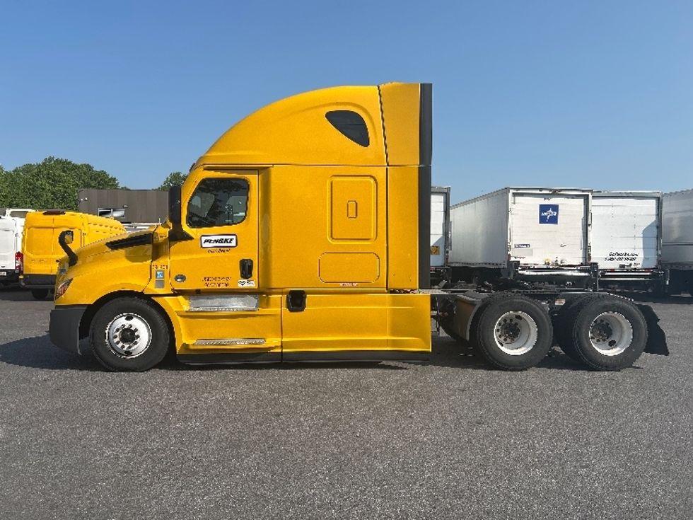 Sleeper Tractor-Heavy Duty Tractors-Freightliner-2022-T12664ST-Belcamp-MD-434,033\n\t\tmiles-$ 73,000 - Image 4