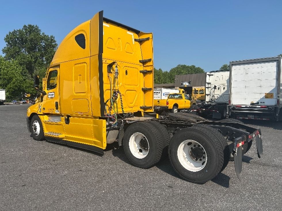 Sleeper Tractor-Heavy Duty Tractors-Freightliner-2022-T12664ST-Belcamp-MD-434,033\n\t\tmiles-$ 73,000 - Image 5