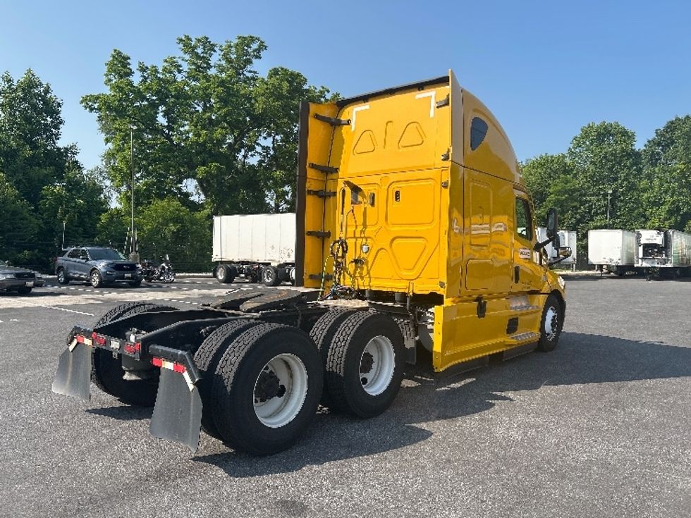 Sleeper Tractor-Heavy Duty Tractors-Freightliner-2022-T12664ST-Belcamp-MD-434,033\n\t\tmiles-$ 73,000 - Image 7