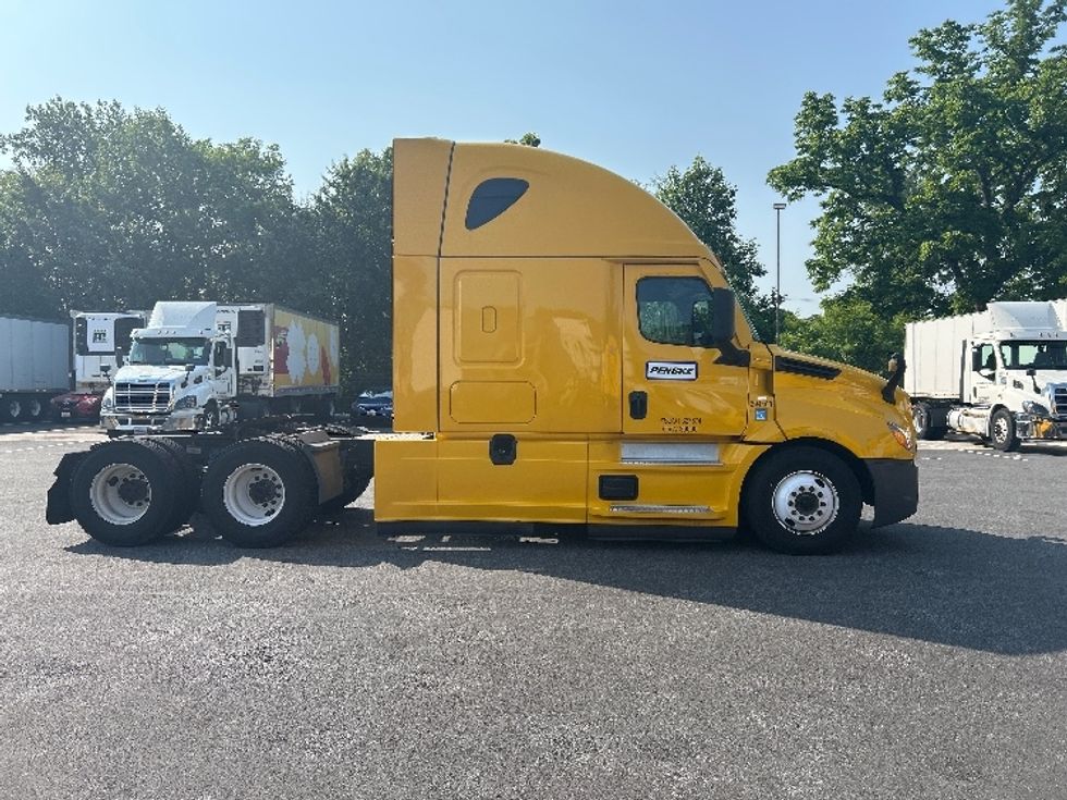 Sleeper Tractor-Heavy Duty Tractors-Freightliner-2022-T12664ST-Belcamp-MD-434,033\n\t\tmiles-$ 73,000 - Image 8