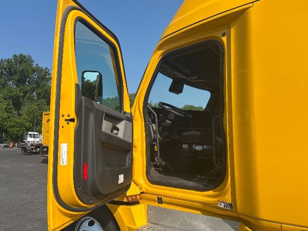 Sleeper Tractor-Heavy Duty Tractors-Freightliner-2022-T12664ST-Belcamp-MD-434,033\n\t\tmiles-$ 73,000 - Image 9