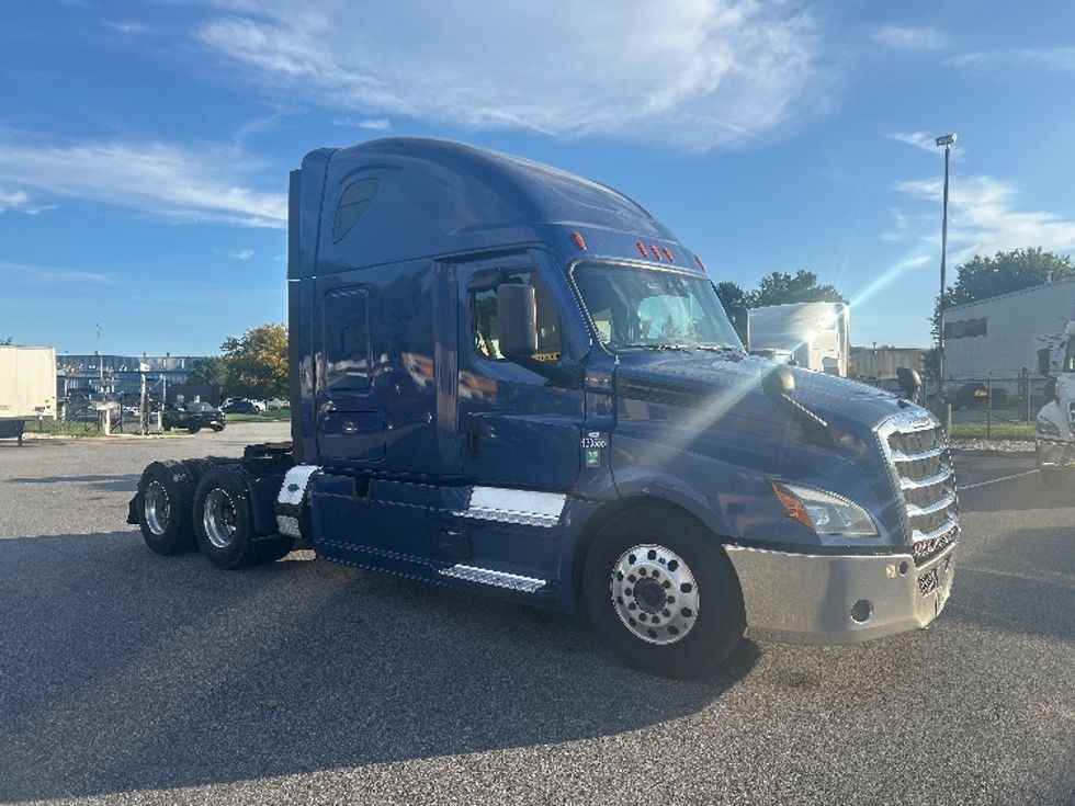 Sleeper Tractor-Heavy Duty Tractors-Freightliner-2022-T12664ST-Belcamp-MD-570,887\n\t\tmiles-$ 72,500 - Image 1
