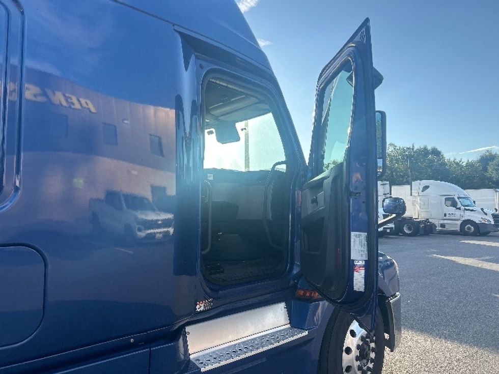 Sleeper Tractor-Heavy Duty Tractors-Freightliner-2022-T12664ST-Belcamp-MD-570,887\n\t\tmiles-$ 72,500 - Image 13