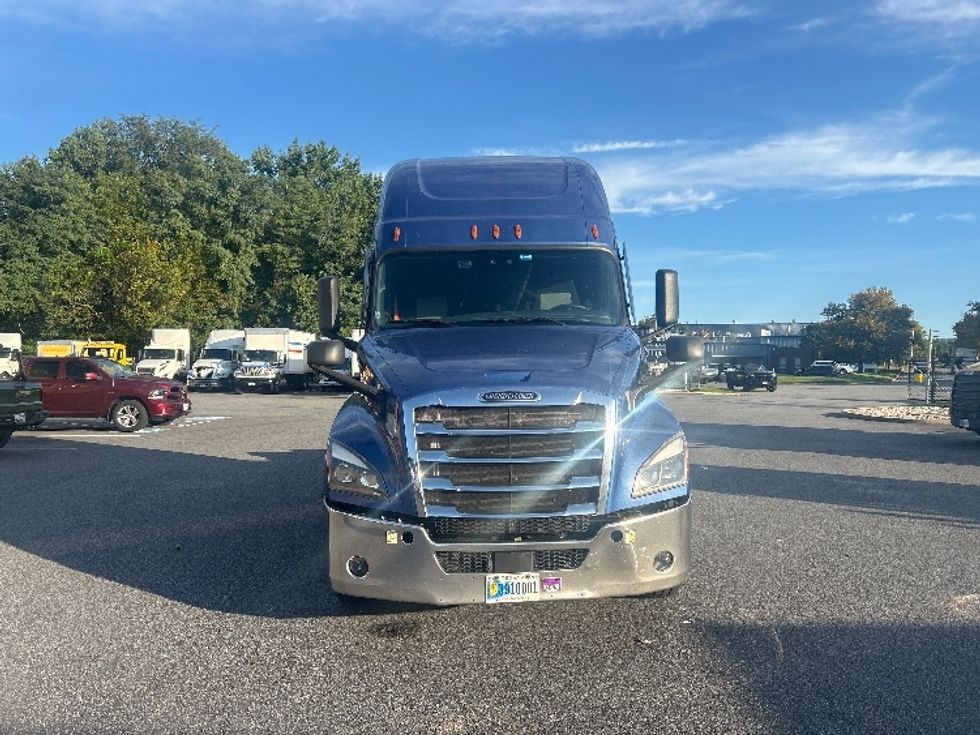 Sleeper Tractor-Heavy Duty Tractors-Freightliner-2022-T12664ST-Belcamp-MD-570,887\n\t\tmiles-$ 72,500 - Image 2