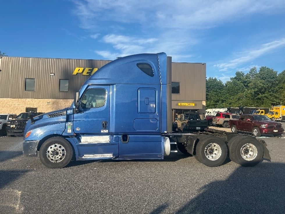 Sleeper Tractor-Heavy Duty Tractors-Freightliner-2022-T12664ST-Belcamp-MD-570,887\n\t\tmiles-$ 72,500 - Image 4