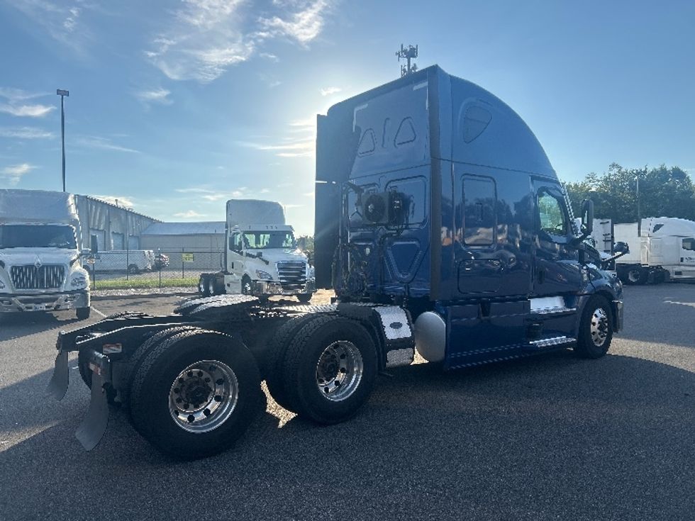 Sleeper Tractor-Heavy Duty Tractors-Freightliner-2022-T12664ST-Belcamp-MD-570,887\n\t\tmiles-$ 72,500 - Image 7