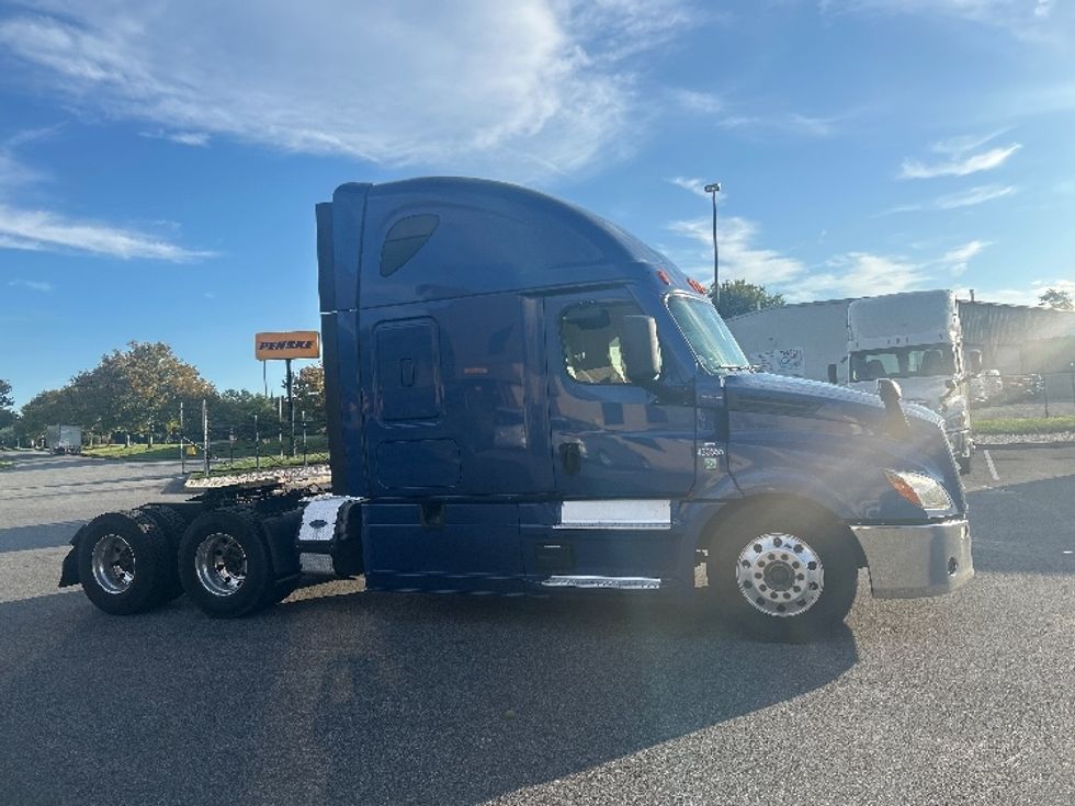 Sleeper Tractor-Heavy Duty Tractors-Freightliner-2022-T12664ST-Belcamp-MD-570,887\n\t\tmiles-$ 72,500 - Image 8