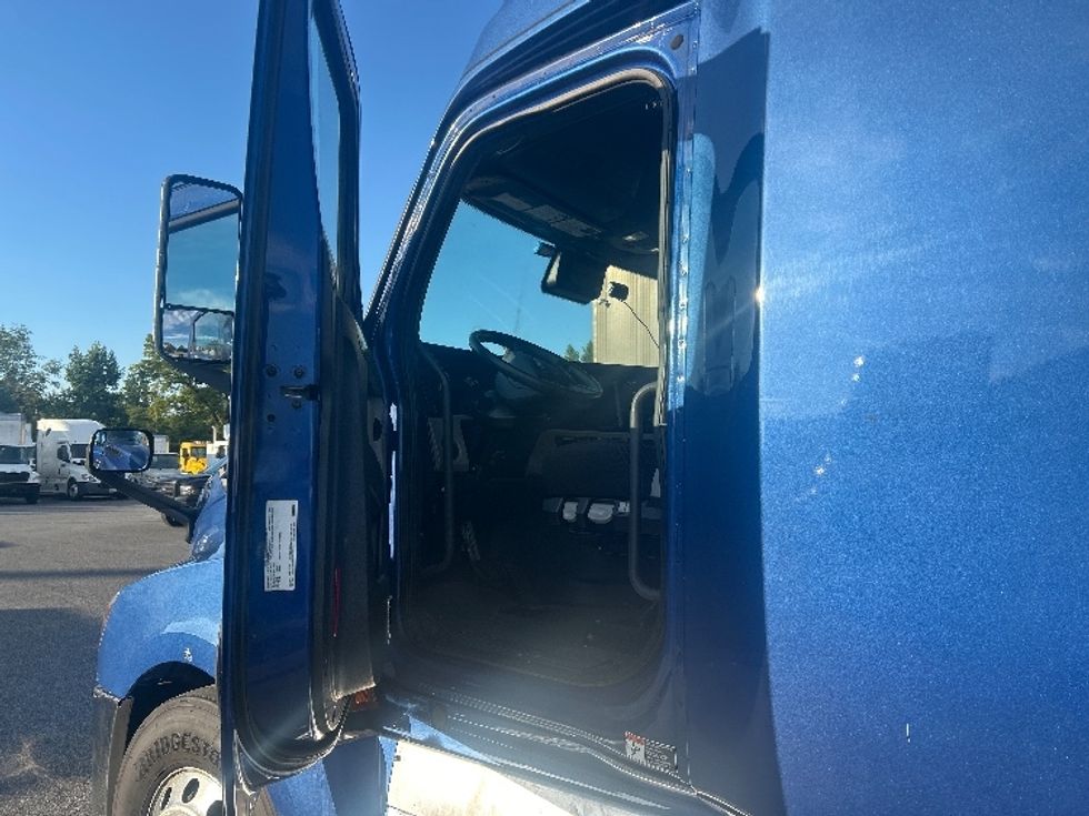 Sleeper Tractor-Heavy Duty Tractors-Freightliner-2022-T12664ST-Belcamp-MD-570,887\n\t\tmiles-$ 72,500 - Image 9