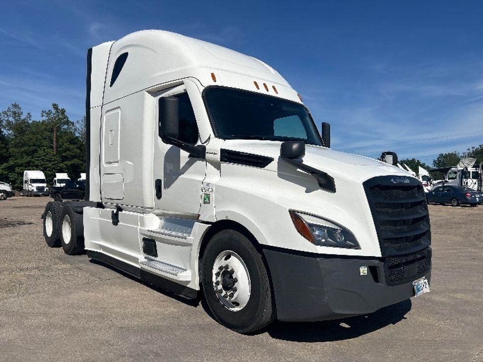 Sleeper Tractor-Heavy Duty Tractors-Freightliner-2022-T12664ST-Belden-MS-521,107\n\t\tmiles-$ 64,250 - Image 1